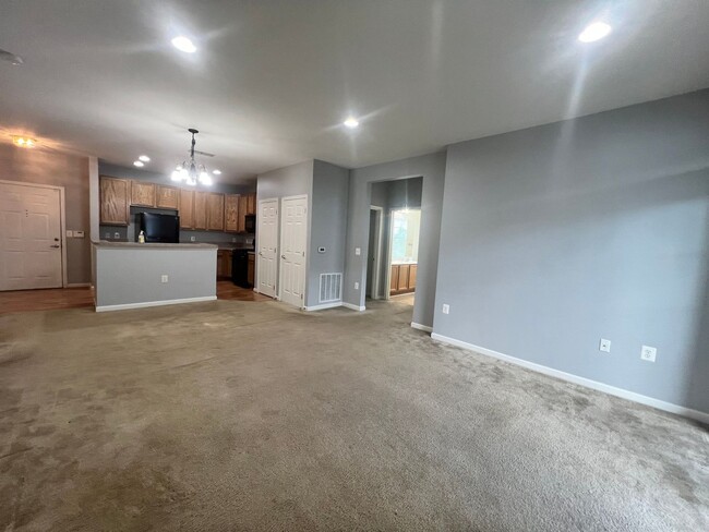 Building Photo - Lovely 3 BR/2 BA Condo in Capitol Heights!