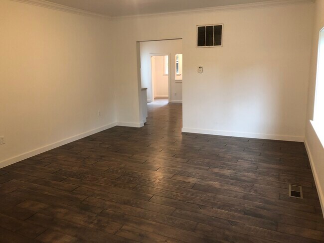 Building Photo - 410 E James St