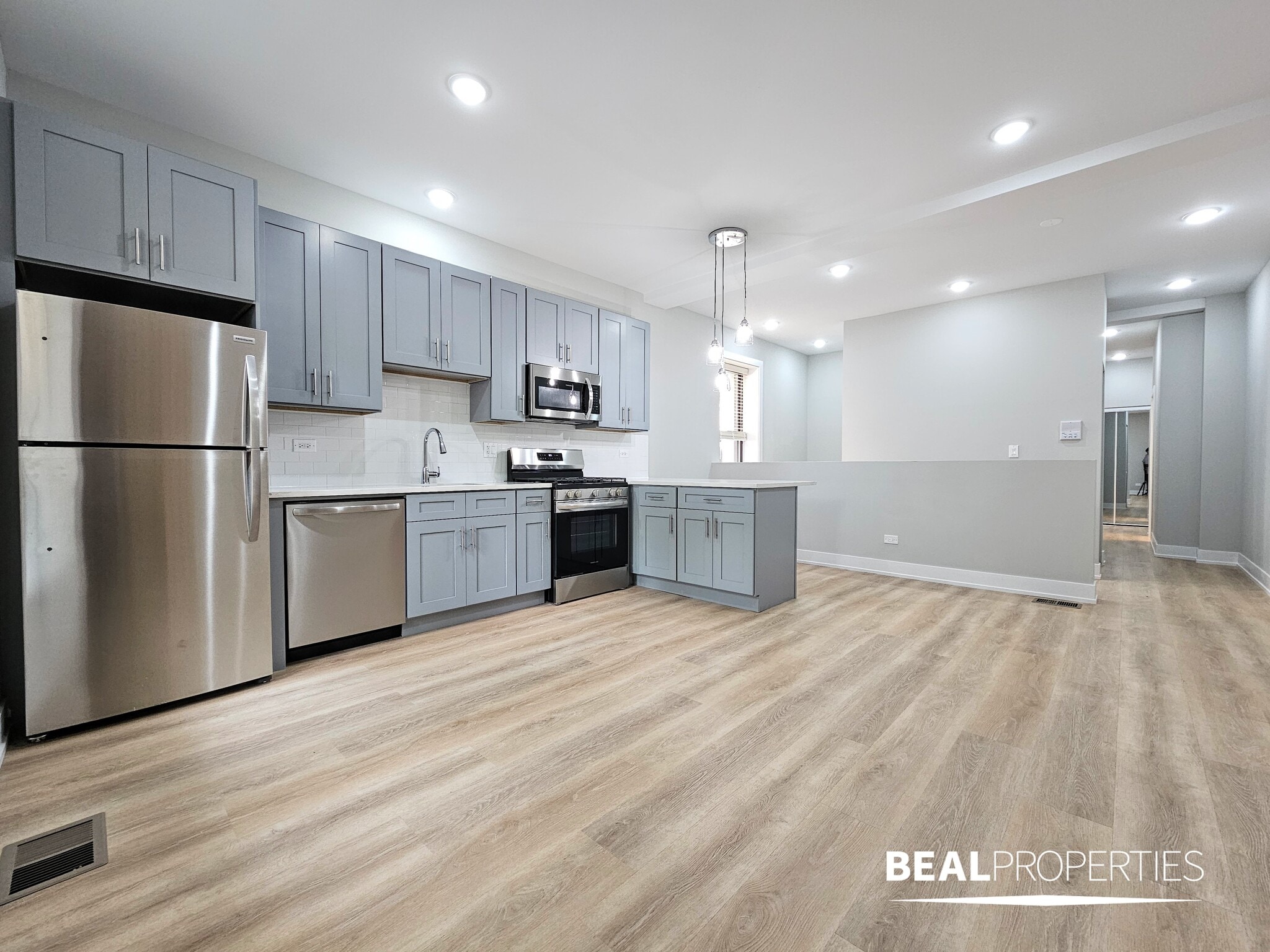 Building Photo - 428 W Belden Ave