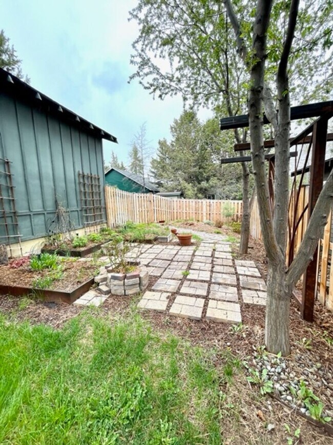 Building Photo - Near Downtown Bend and the Deschutes River...
