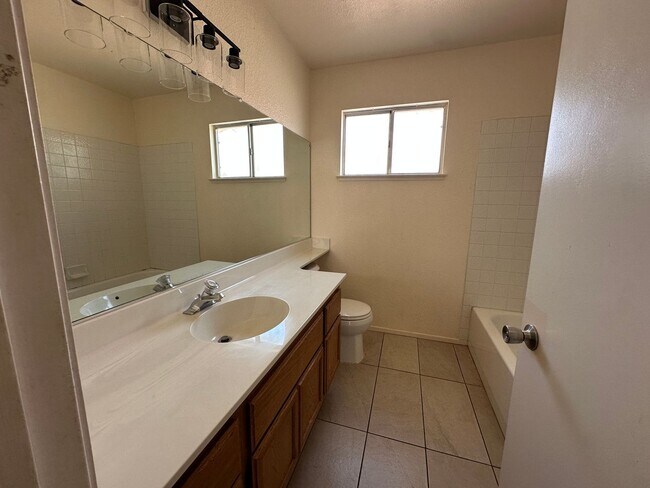 Building Photo - Great location. 4 bedroom single story Las Vegas home for rent.