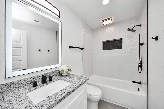 Building Photo - 15411 Town Green Dr