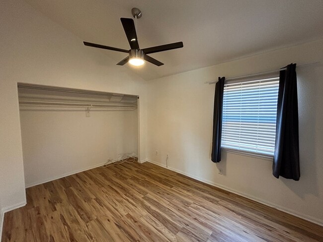 Building Photo - MASSIVE 6 bed 3 bath house in Prime Locati...