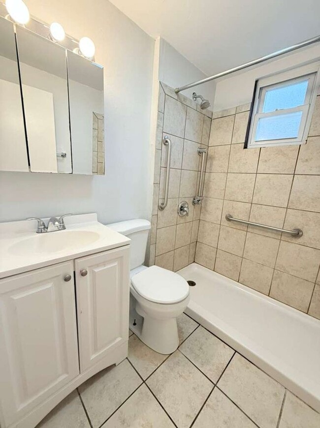 Building Photo - Beautiful and Fully renovated 4bd 2ba house in Penn Hills!