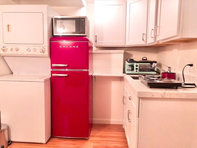 private mini kitchen - 3226 Guillermo Pl