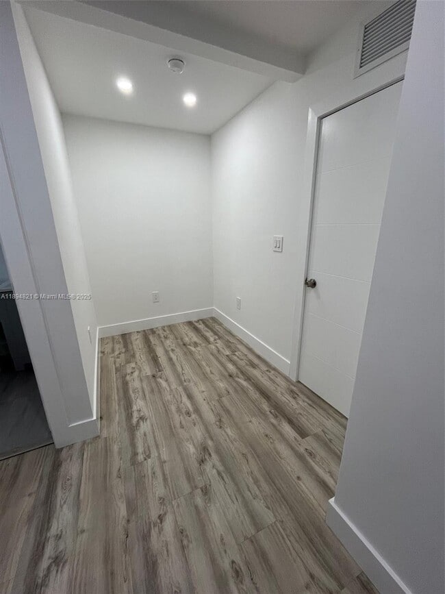 Building Photo - 885 SW 29th Ave