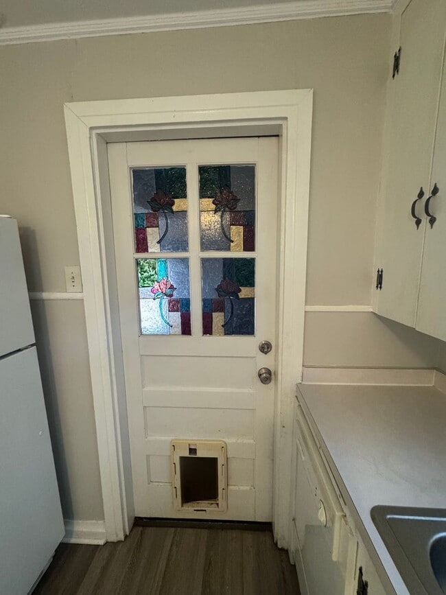 Building Photo - 2 Bedroom Rental Available on Sunset!