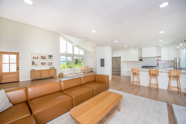 Building Photo - Remodeled South Huntington Beach Home