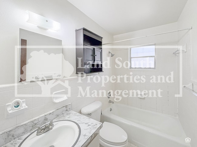 Building Photo - 322 Ariana St