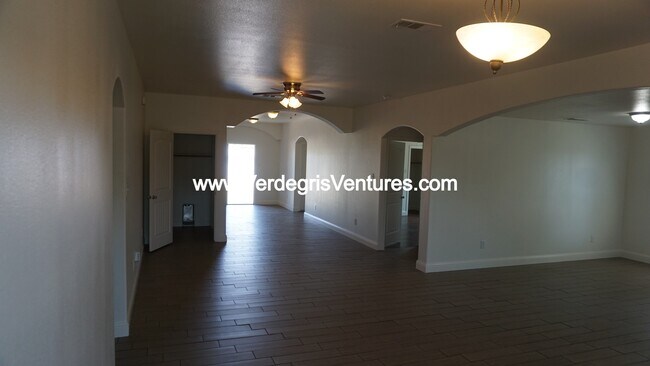 Building Photo - 9520 Prairieview Dr