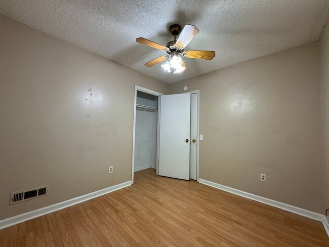 Building Photo - 1620 Hickory Pl