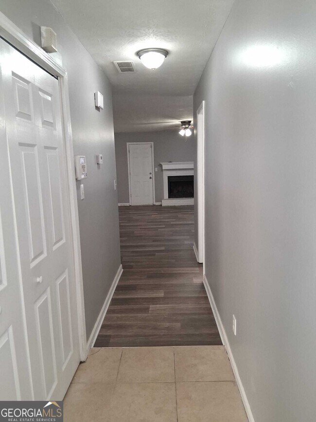 Building Photo - 2798 Country Ct SE