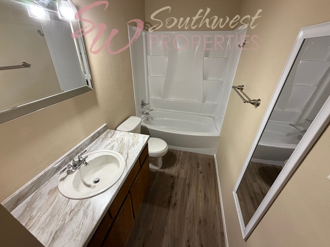 Building Photo - Move in Ready 2 bedroom 1 bath apartment -- Walk to Campus!