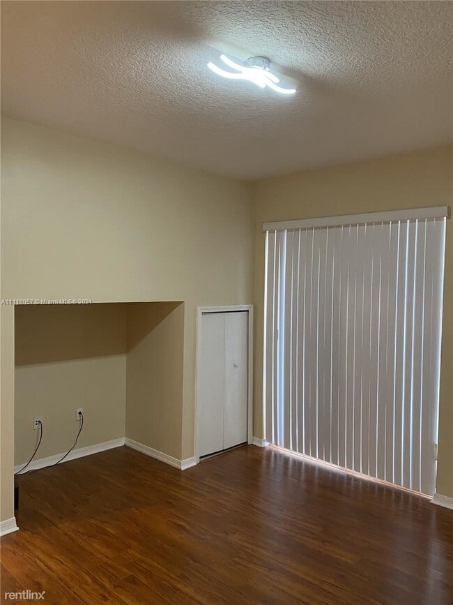 Building Photo - 3 br, 2.5 bath Townhome - 10671 SW 7th St ...