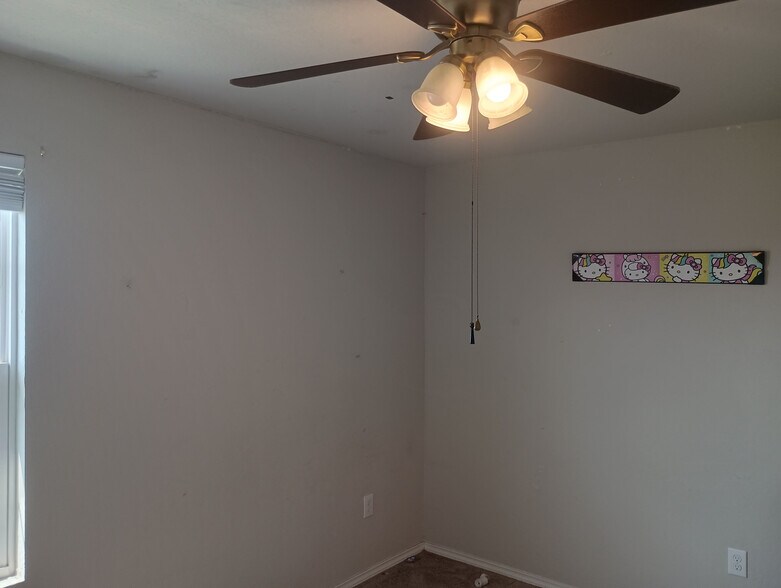 Building Photo - Room in House on Ashworth Blvd
