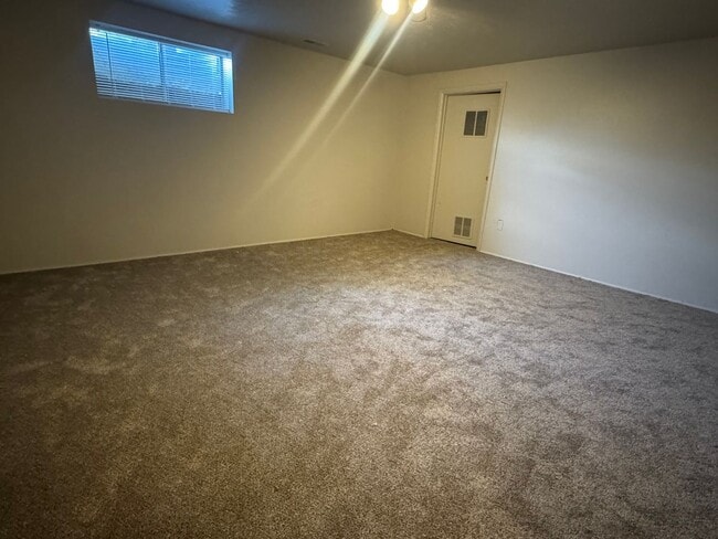 Building Photo - Beautiful Sandy duplex for rent!