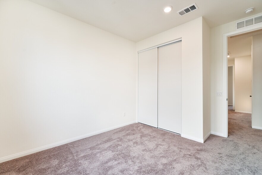 Building Photo - 729 Daniel Freeman Cir