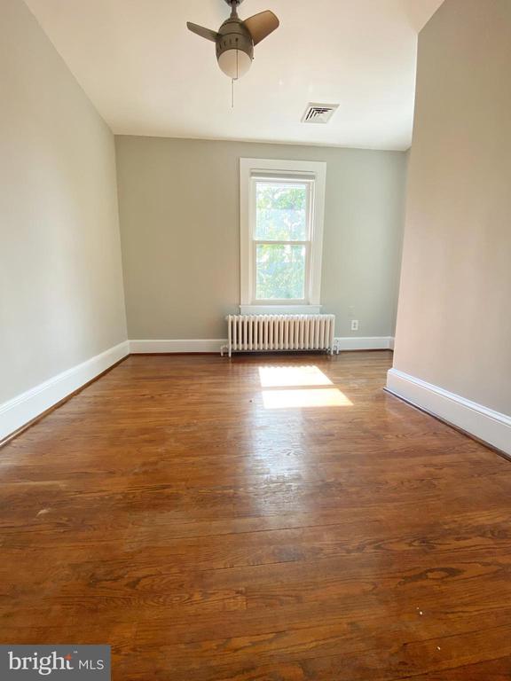 Building Photo - 432 E Luray Ave