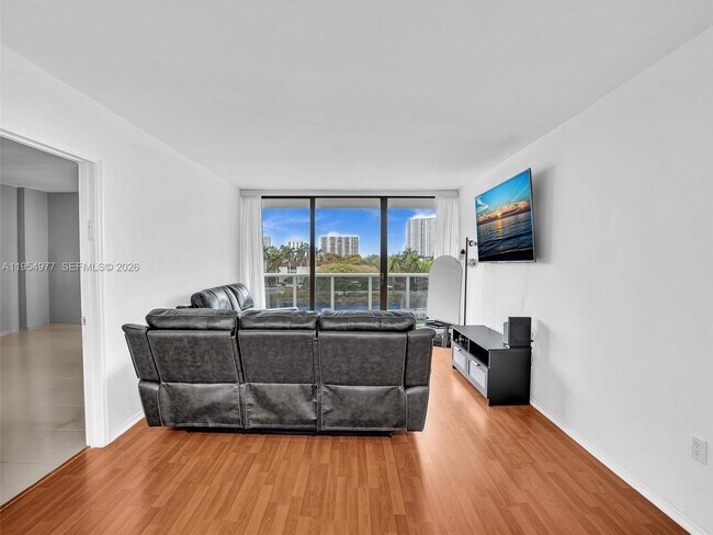 Building Photo - 3675 N Country Club Dr