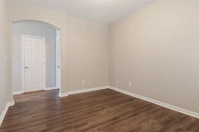 Building Photo - 609 Cove Ct