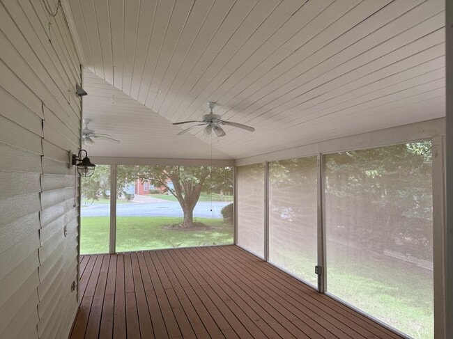 Building Photo - 6000 Carlow Ct SE