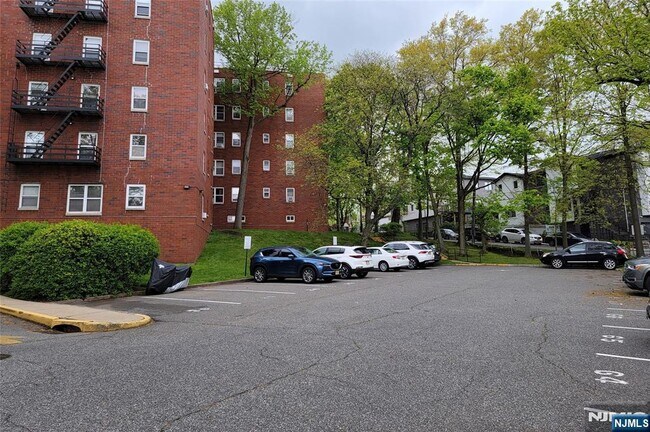 Building Photo - 2350 Linwood Ave