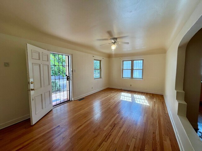 Building Photo - 3 Bedroom 2 Bathroom Charmer In Nob Hill!