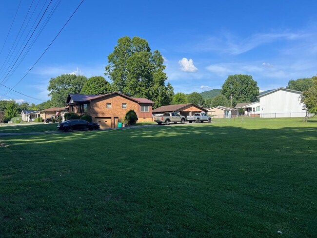 Building Photo - 2 bedroom, 1.5full bath House for rent on ...