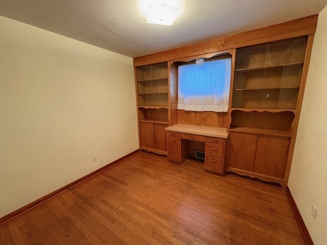 Building Photo - 1115 Lake St