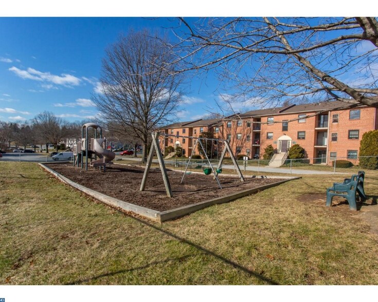Building Photo - 3301 Valley Dr