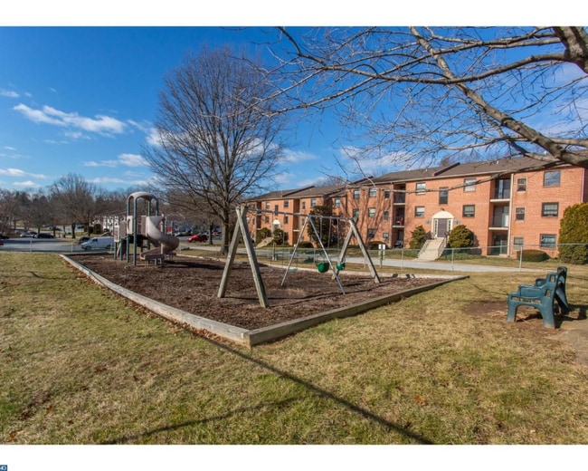 Building Photo - 3301 Valley Dr