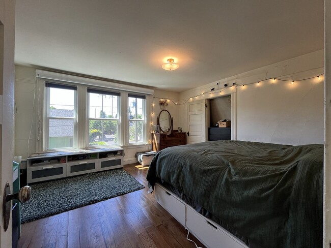 Building Photo - Warm and Welcoming Portland Home with Classic Charm, Modern Kitchen & Outdoor Deck