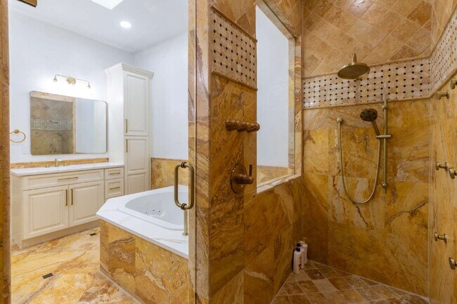 Building Photo - 4/3 Stunning Waterfront home in the heart of Clearwater Beach!