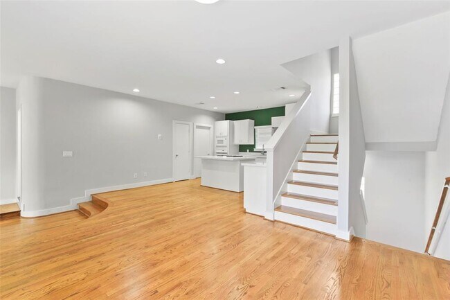 Building Photo - 1604 Reinerman St