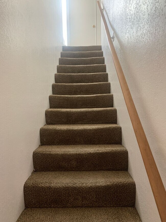 Building Photo - Lovey Townhome In Clovis!