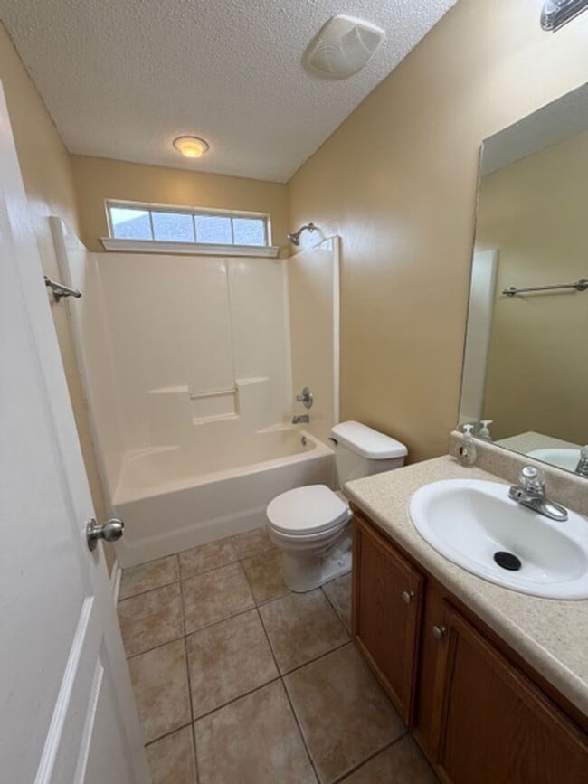 Building Photo - Charming 3 Bed, 2 Bath Home in Warner Robins!