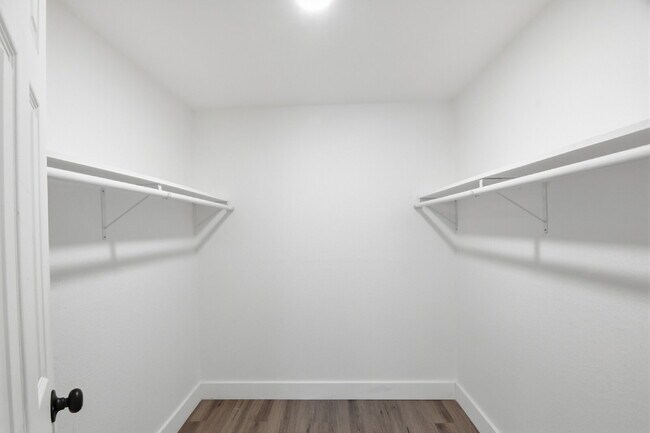 Building Photo - $1,300.95 with $300.00 off the first month's rent, 2 Beds - 1 Bath, Triplex in Aurora with Washer...