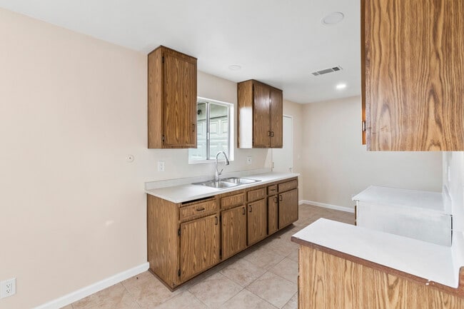 Building Photo - 1992 W Oakland Ave