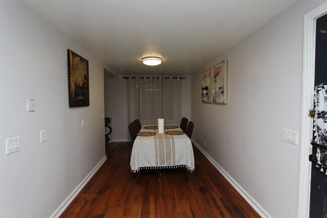 Building Photo - 701 Delano Ave