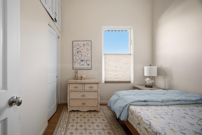 Building Photo - 525 Laurel Ave