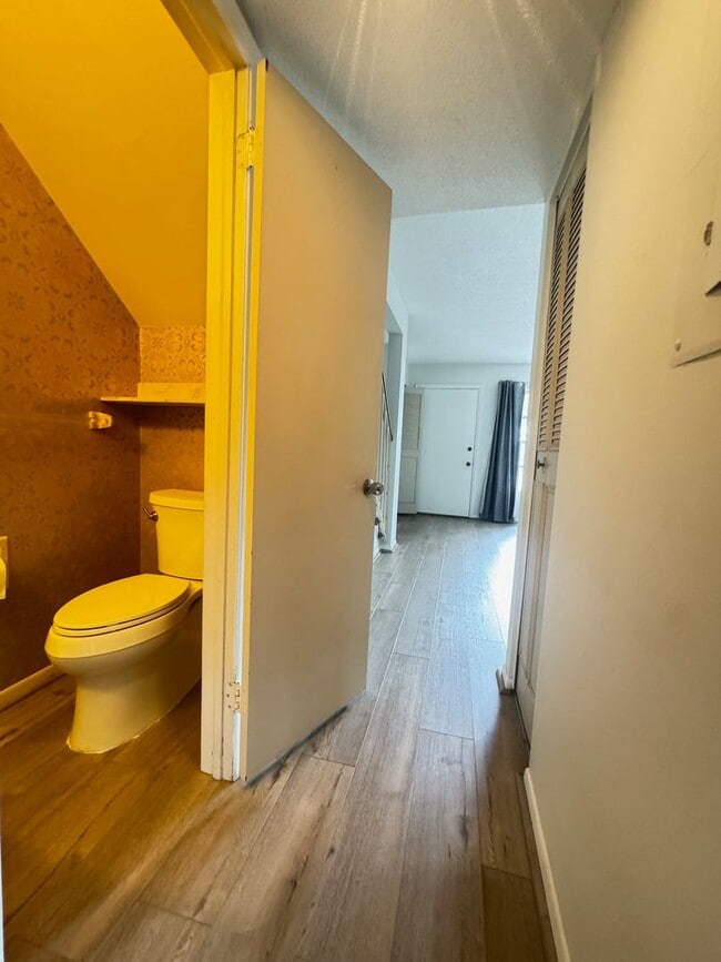 Building Photo - Unfurnished Townhouse Near Downtown Sarasota