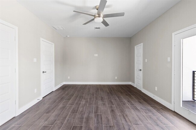 Building Photo - 5506 Pershing St