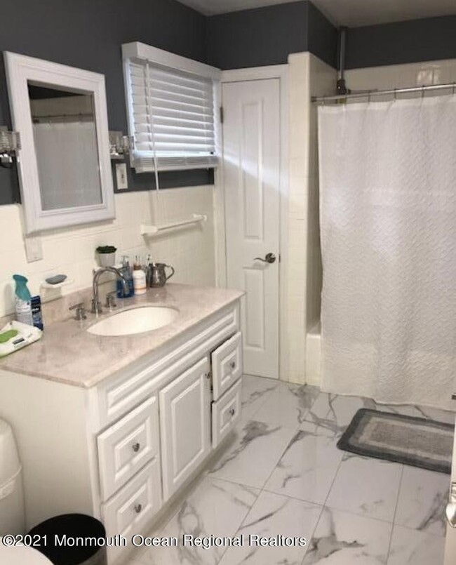 Building Photo - 975 Norwood Ave