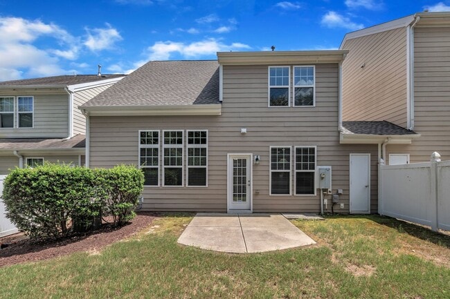 Building Photo - 3 Bedroom Townhome with 2 Car Garage in He...