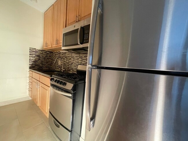 Building Photo - 1824 N Lincoln Park W