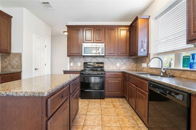 Building Photo - 3807 Links Ln