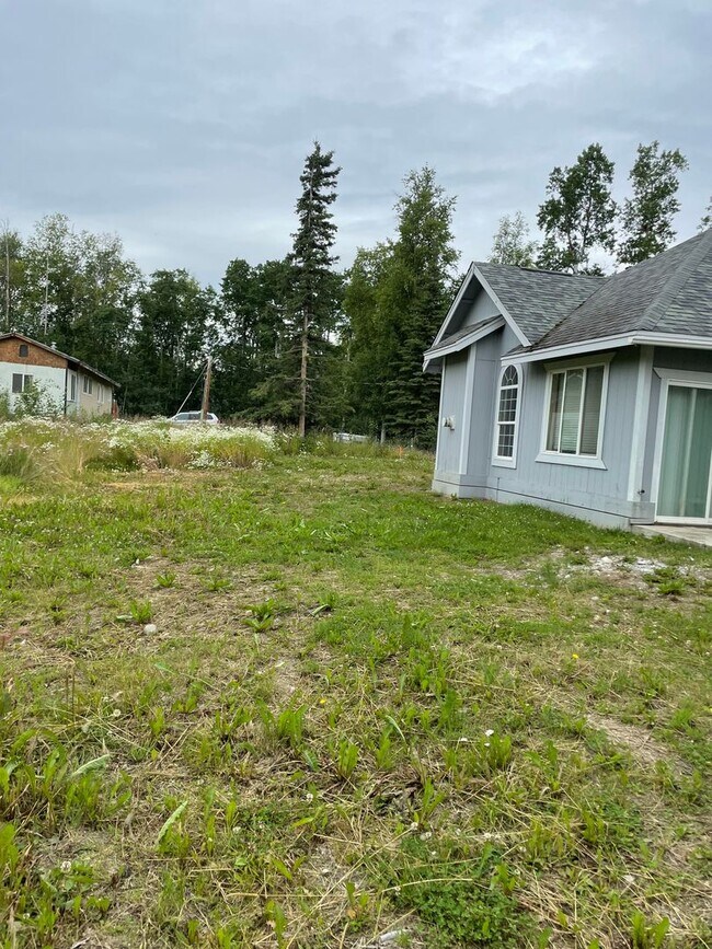 Building Photo - Beautiful 3 Bedroom Single Family Home With 2 Car Garage!