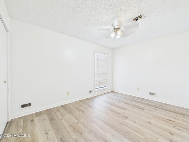 Building Photo - 112 Country Ln