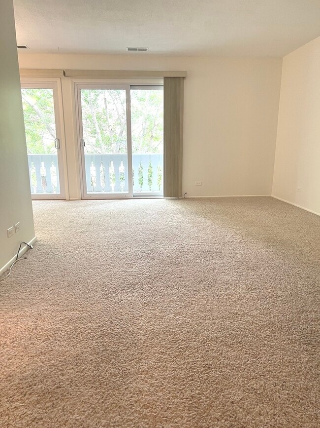 Building Photo - 225 Deerpath Ct