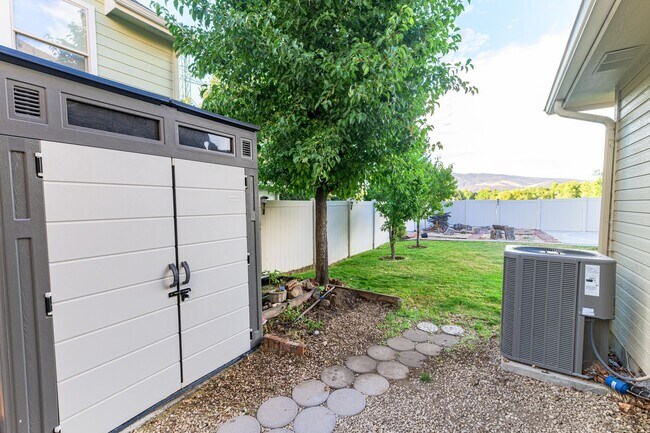 Building Photo - Private Oasis with Panoramic Mountain Views – 4 BR Plus Bonus Room / Office